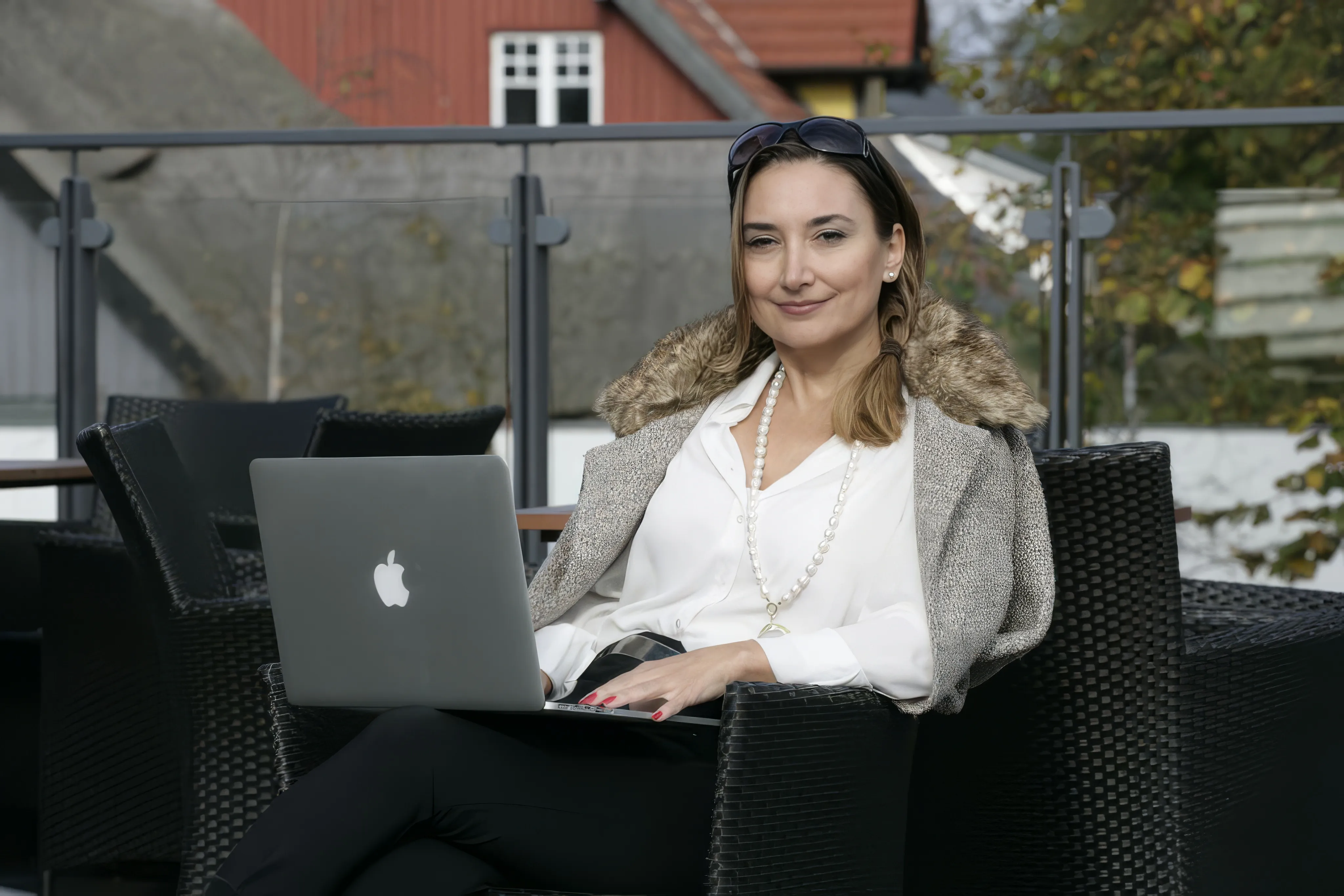 TV Host Peggy Patzschke sitzend am Computer