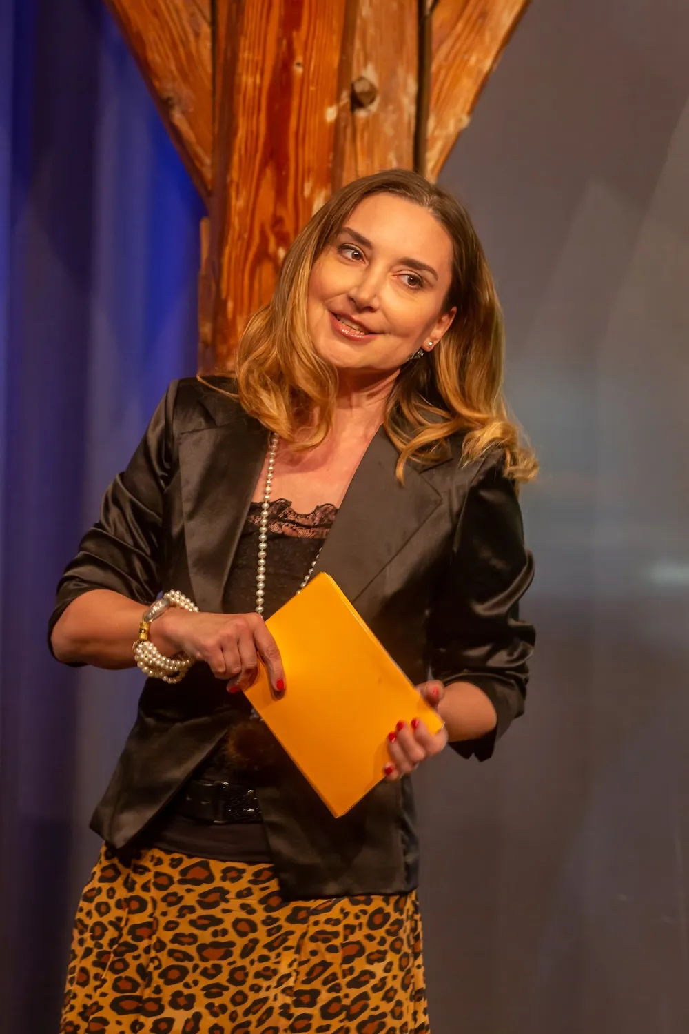 Peggy Patzschke präsentiert auf einer Buehne