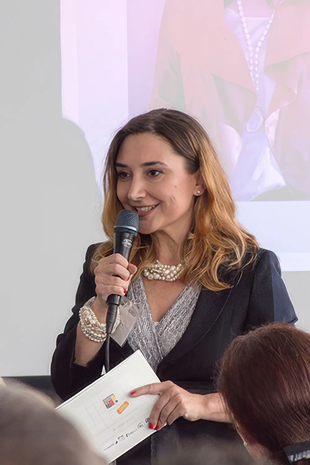 Peggy Patzschke gibt eine Präsentation vor Publikum